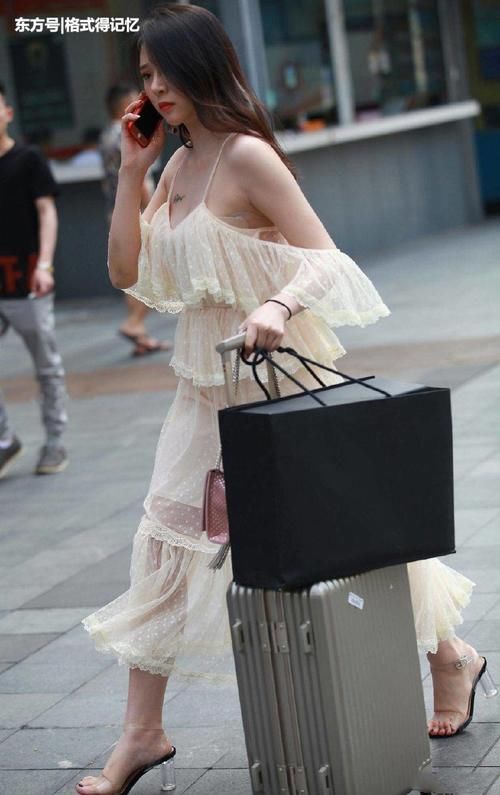 这位拖着行李箱的美女是空姐吗？不仅颜值高，而且身材也好！