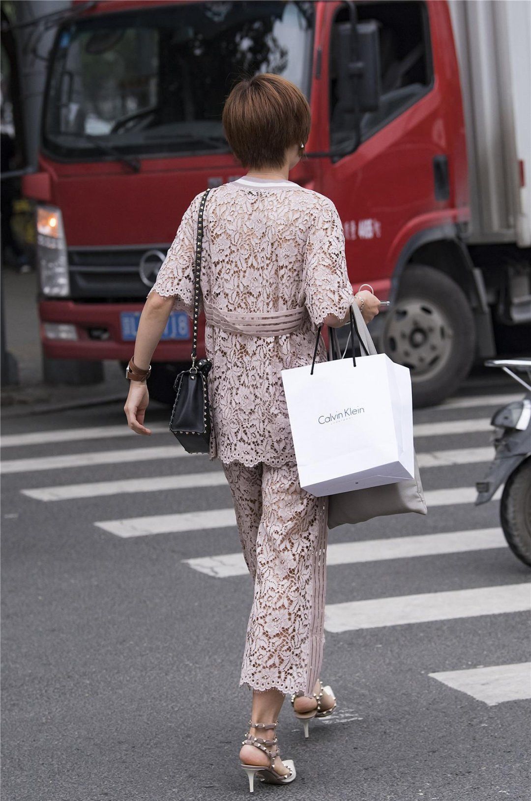 街拍:穿雷斯莎装的姑娘，尽显华丽高雅气质