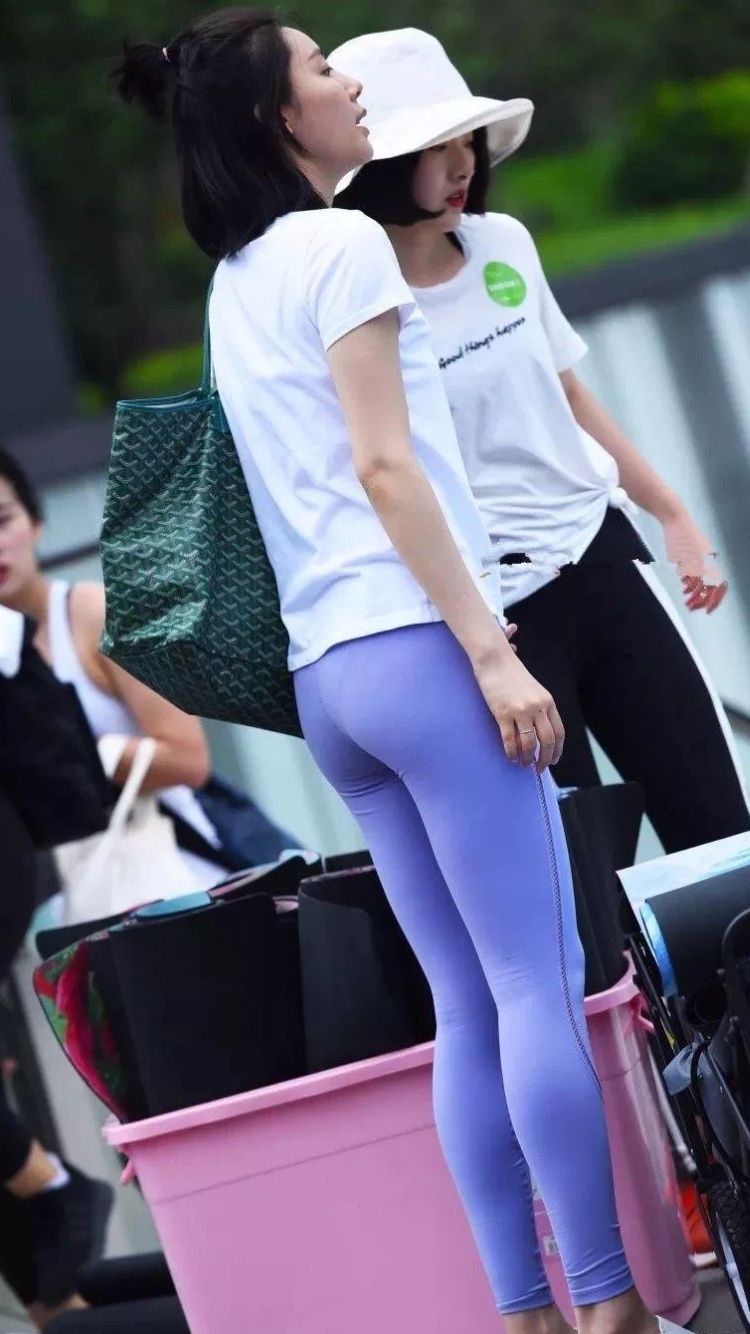 街拍丨超可爱的丸子头小姐姐，穿紧身裤身材好撩!