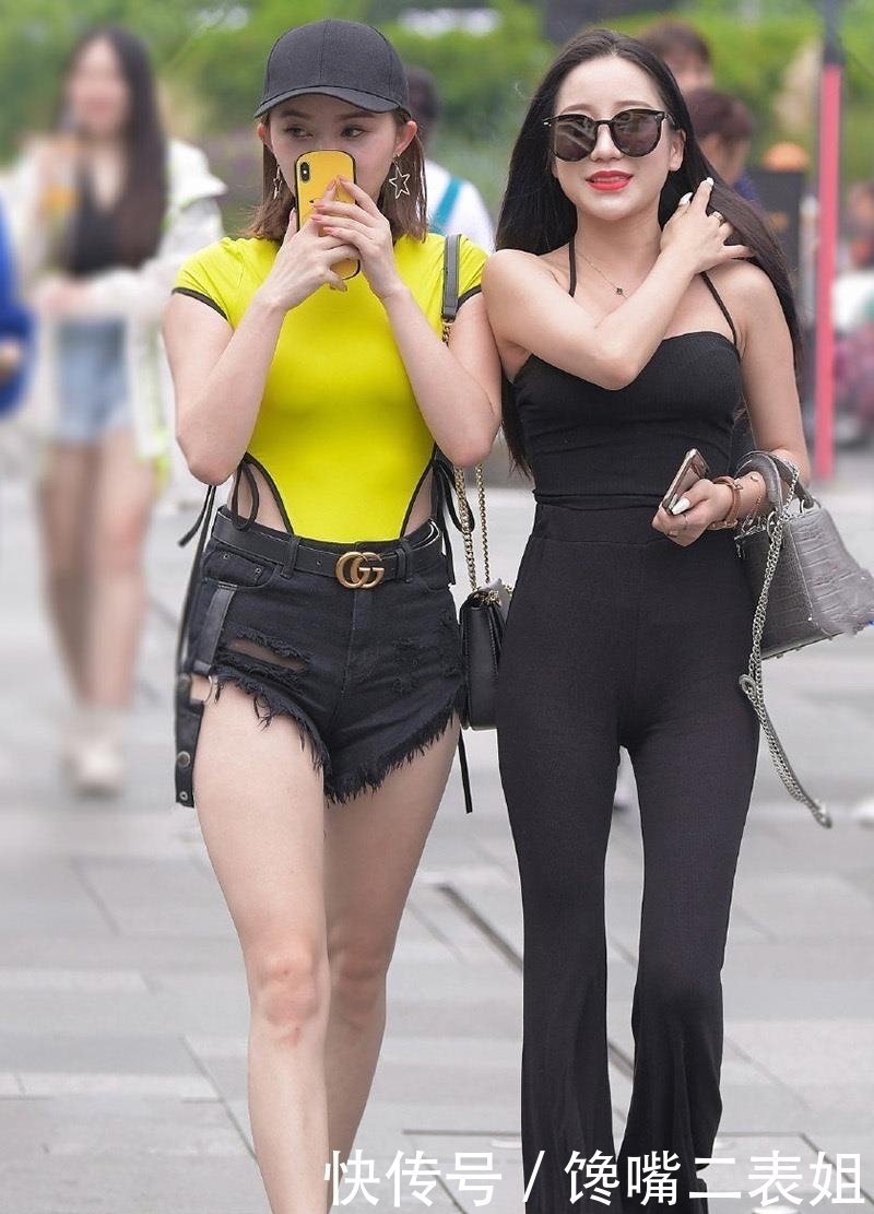  紧身裤|街拍：丰满美女的热裤和紧身裤，不一样的搭配风格，不一样的气质