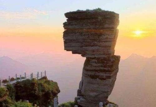 全球最不可思议的5块石头,中国两块奇石上榜,最后一块违反常理