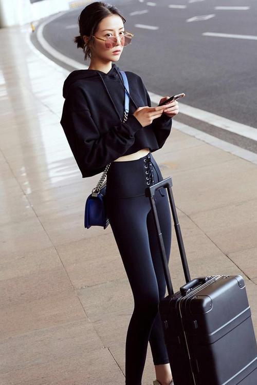 紧身打底裤美女，配上透明纱衣，展现身材凹凸有致，大气优雅气质