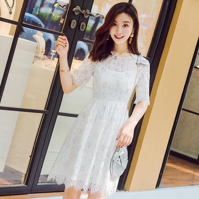 时尚甜美的蕾丝连衣裙，显出十足女人味