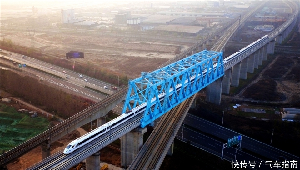 外国人提出疑问：为什么中国高铁不走直线非要绕弯？看完涨知识！