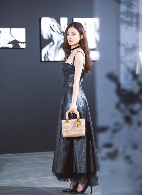 赵丽颖穿一袭蓝裙很美艳，她这是“漂浮”在空中？皮一下很开心！