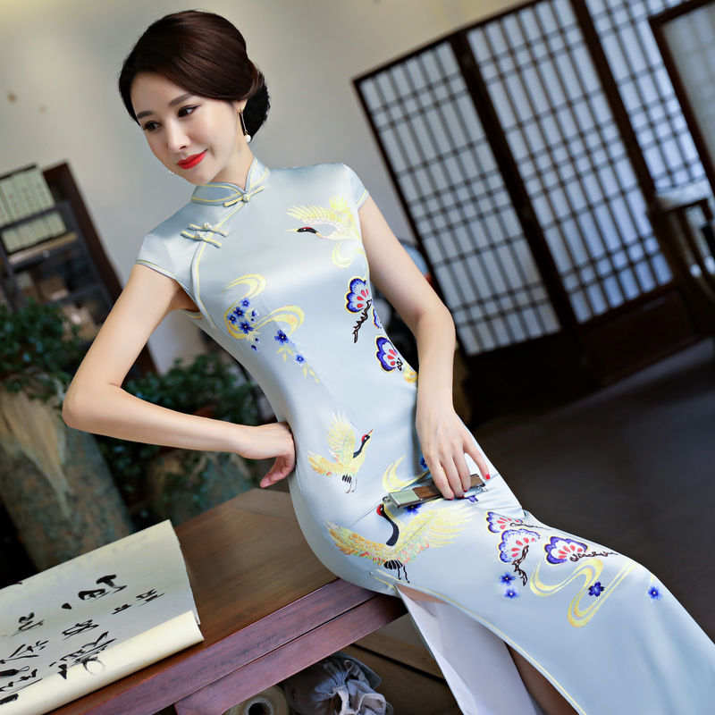 刺绣真丝开叉旗袍裙，古典范十足，配中国风高跟鞋，彰显女人气质