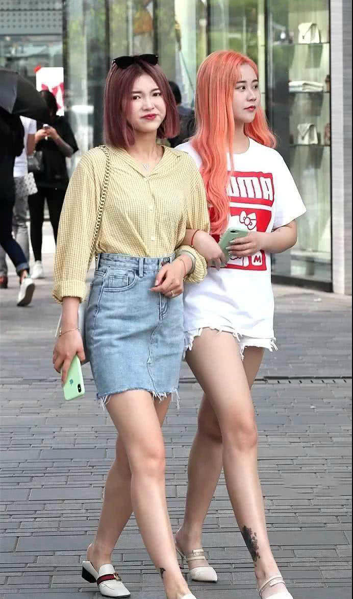 街拍，小姐姐这迷人穿着，真讨人喜欢呀