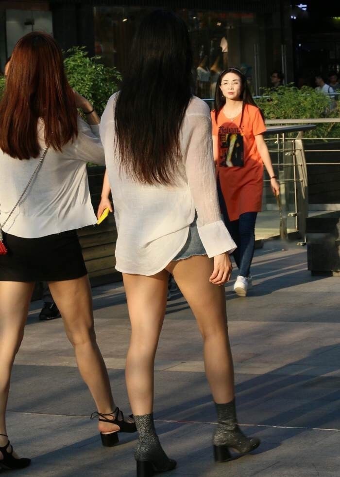 穿透视T恤的丰腴小姐姐,遮不住的好身材,下身紧身短裤一样很吸