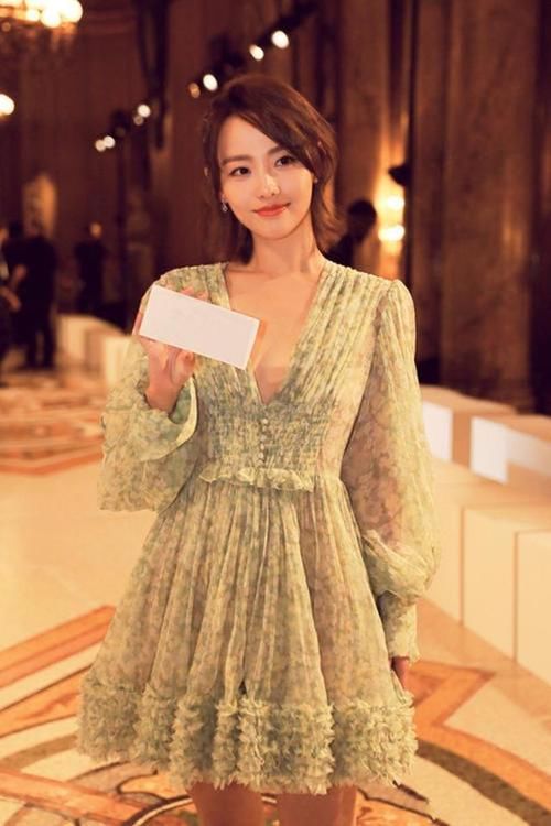  [碎花]春天里的碎花裙，过了40岁女人最趁手的＂武器＂！温婉知性且减龄