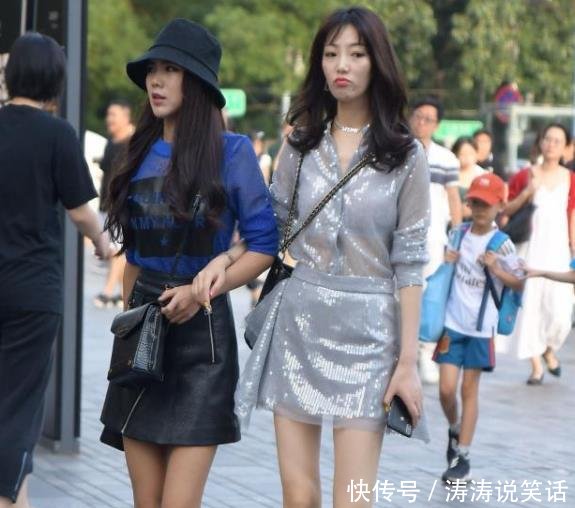  【位选择】街拍美女小姐姐搭配修身迷人的紧身裙，衬托出性感的线条！