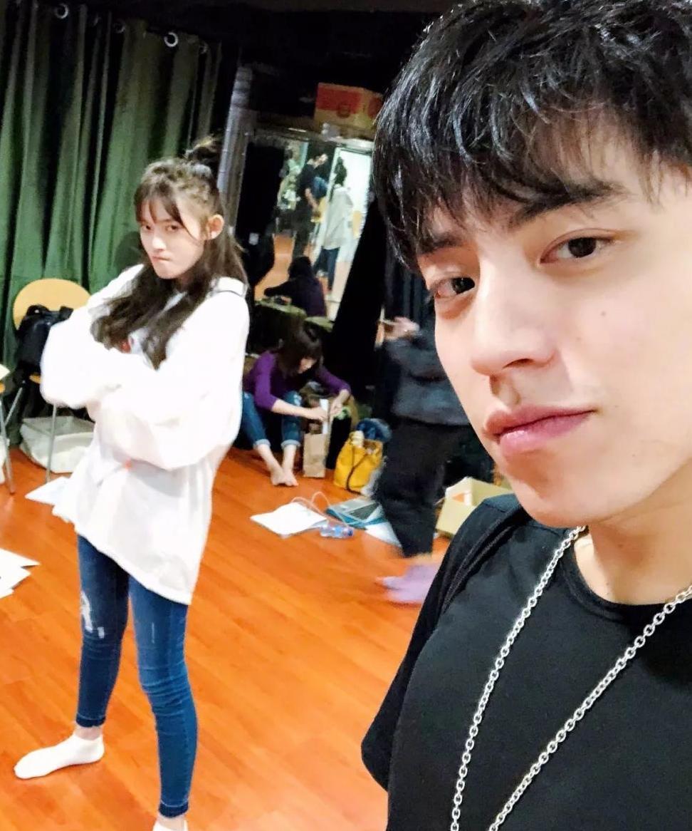 王大陆称林允“小朋友”？同款Q萌氧气刘海，韩国小姐姐自己在家