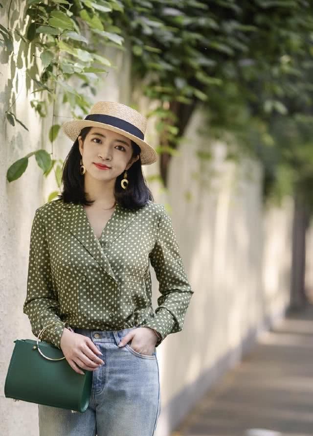 『高端』三木博主的穿衣风格真能抗!翠绿色波点衬衣配牛仔裤子,换一个遮阳帽更高端大气