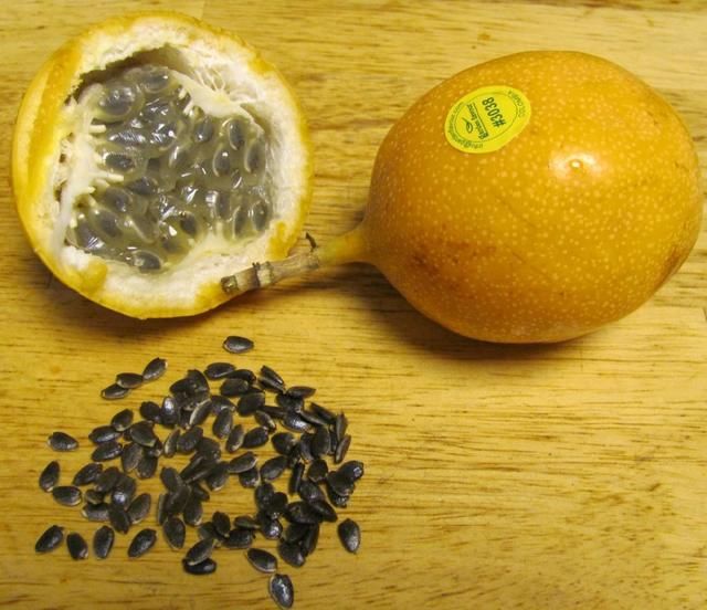 这种水果,种子1只手握不住,一刀切开,里面卧