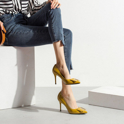 性感白嫩玉足配美鞋，细高跟鞋，永远是女人的新宠