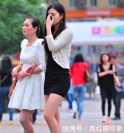  小姐姐|街拍：超可爱的小姐姐，大长腿十分亮眼，非常有女人味