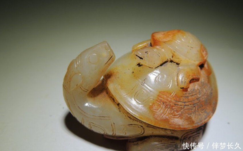 农民在田里挖到“土疙瘩”，专家鉴定后令他兴奋不已，捡到宝了