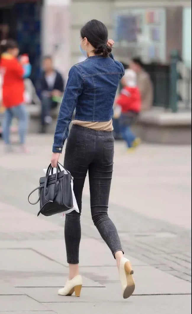 白皙诱人带着口罩都遮挡不住气质的小姐姐，束身装显苗条身材