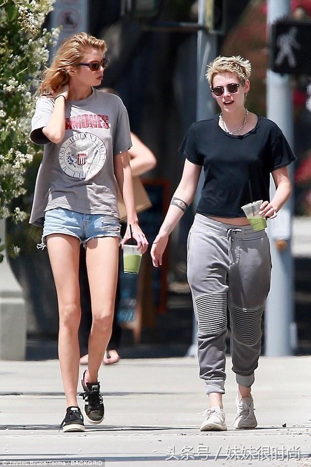 暮光女被超模女友比下去,暮光女穿运动裤显腿粗,女友秀出大长腿