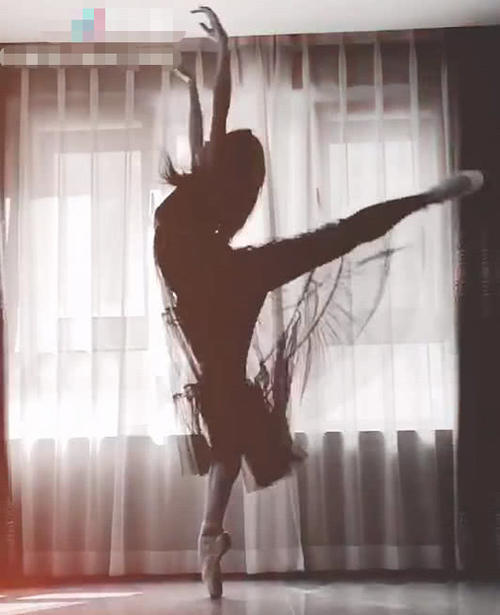 抖音“芭蕾女王”走红，当她踮脚抬腿那时，网友：至今最高版本！