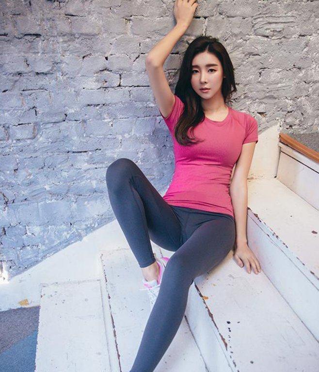 打底裤延伸腿部线条，无论什么样的女人都能够驾驭得了！