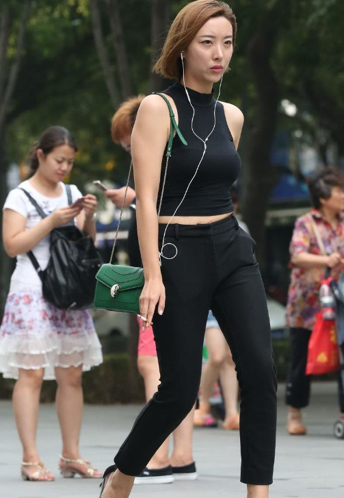 路人街拍： 穿潮流紫色的小姐姐，虽然矮一些，玉腿可不短