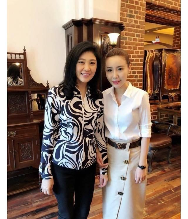 消失已久的英拉突然现身北京，素颜出境，形象亲民