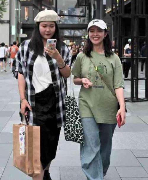 「气质」街拍:面带笑容的美女,一件灰色长款外套,时尚魅力气质范