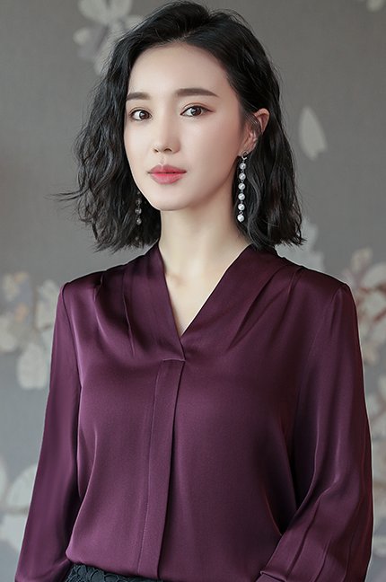 真丝裙扔了吧!刚上架的“秋小衫”，特适合80后女人，减龄显嫩