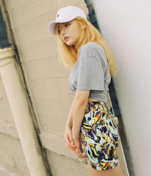 韩国女星金泫雅胆子真大，居然拿纸杯当鞋跟，就不怕踩碎了？