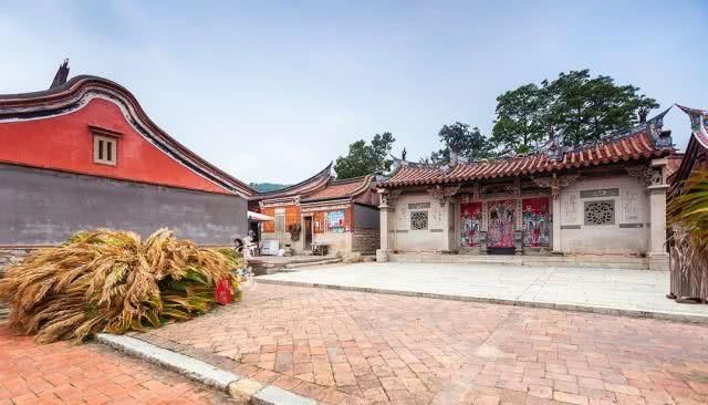 厦门对面有个百年古村，依山面海建了18栋红房子，竟还保存完好