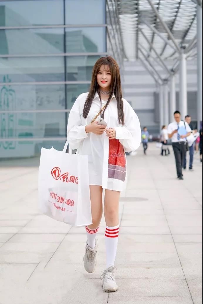 街拍美女：长得性感动人的精致美女们