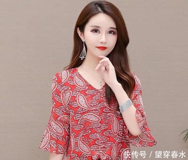 「漂亮」女人丰满不叫胖,叫漂亮!刚上新的几款“松垮衫”,轻松遮肉显瘦