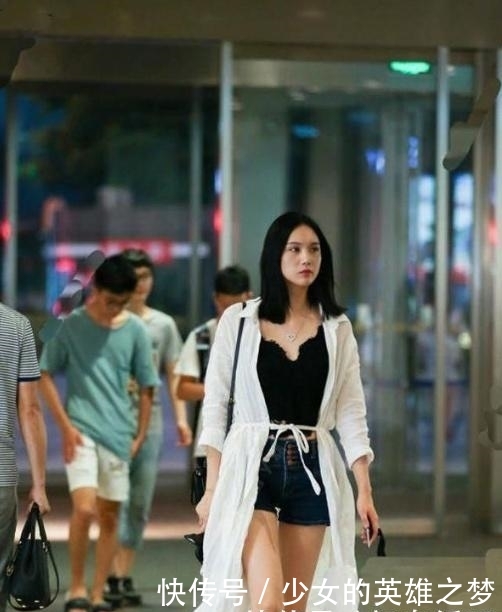  『性感』街拍：图2黑色吊带衫搭牛仔短裤，给性感可爱的小姐姐增加神秘感