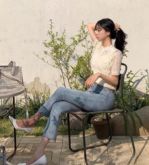  美女■苗条气质牛仔裤美女，曼妙身姿挡不住，微微一笑很迷人！