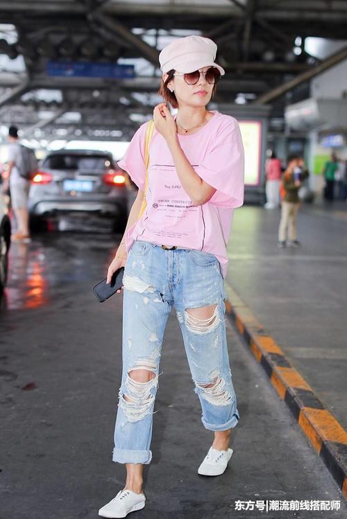 马伊琍难得穿时髦了一回，粉T恤搭破洞裤，网友:只有24岁吧