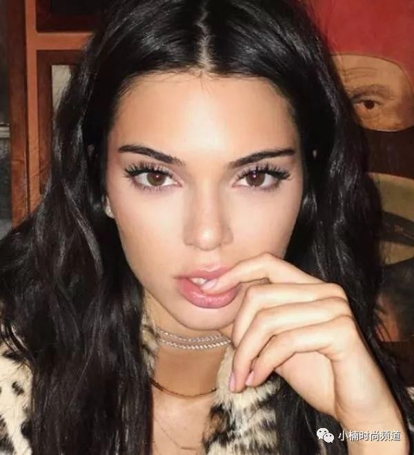 超模肯豆最新街拍利落造型大秀身材曲线，涂鸦包更吸睛