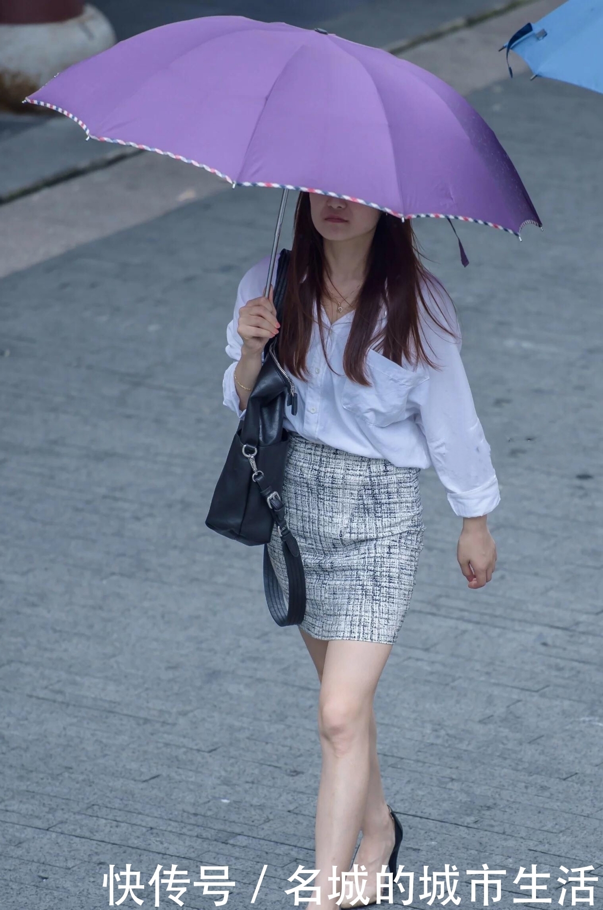 气质|白衬衫搭配灰色格纹半身裙,穿上高跟鞋衬托职业女性气质