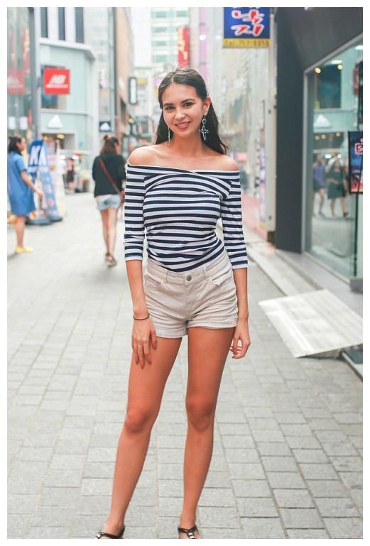 街拍:图六穿薄纱抹胸裙,胸前“长耳朵”真是太吸睛!