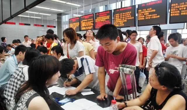  硬伤：教师薪资要上调？工资差距大是硬伤，老师：上5000就知足