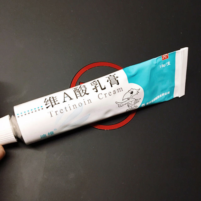 偷偷告诉你，药铺有一种“万能乳膏，睡前脸上抹点，效果胜玻尿酸