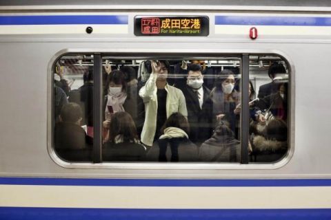 外国人体验中日英地铁，日本地铁是姑娘的噩梦，中国就两个字