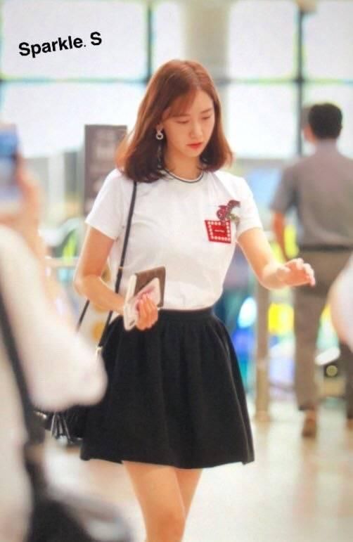 看了林允儿秀美腿，再看看周洁琼，终于明白腿型好看有多重要了!