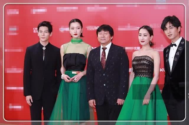 当马苏和杜鹃同穿绿色抹胸裙，网友:不比不知道，一比吓一跳!