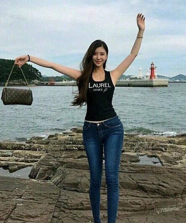 美女|优雅洋气的牛仔裤美女,让气质满满呈现!