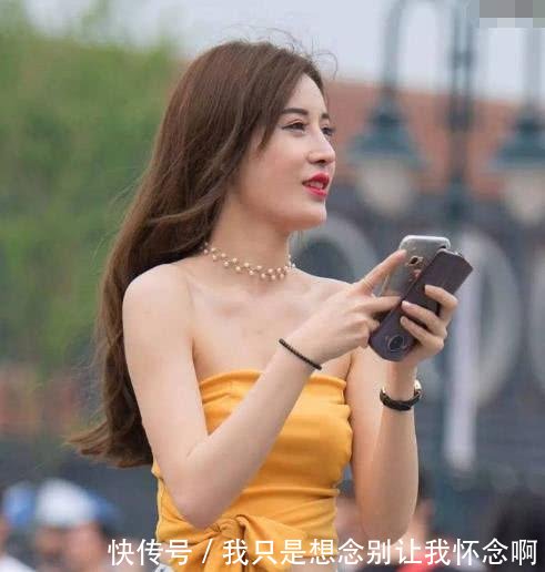 小姐姐抹胸装露香肩锁骨，紧身裤裹出丰腴翘挺的臀部线条