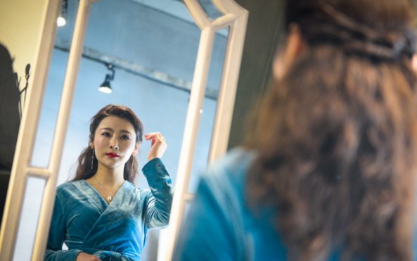 实拍:云南50岁退休大妈冻龄不老，与25岁女儿同出门似姐妹