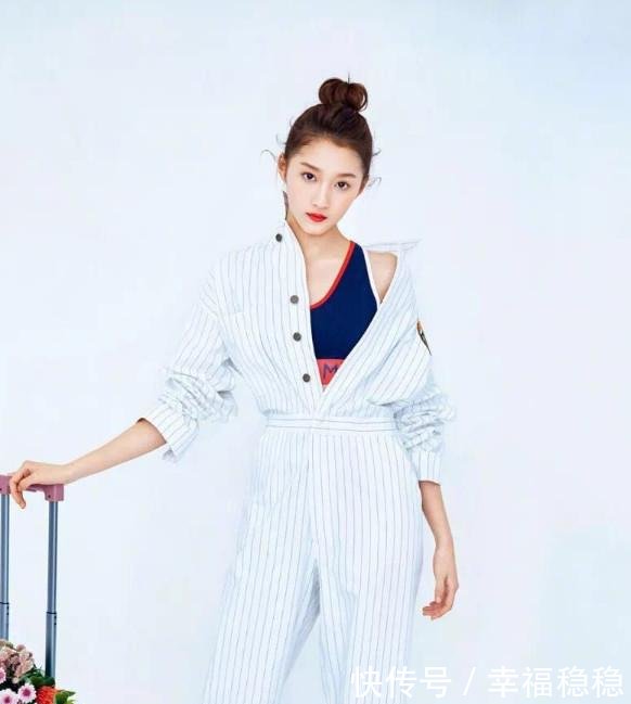 关晓彤把妈妈的衣服拿出来穿，不仅不显老，身材还显得那么好！