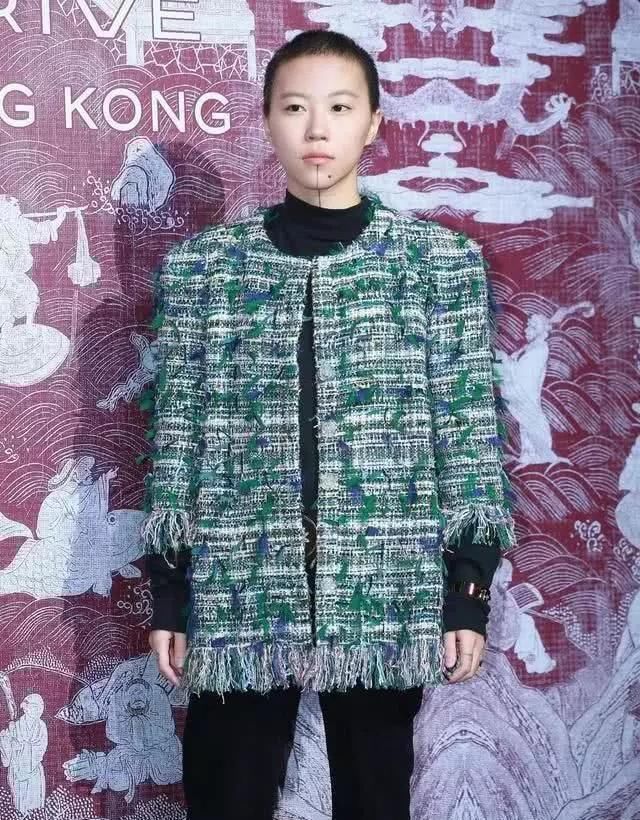 香奈儿已哭晕!三万块外套窦靖童穿成车祸现场，最尴尬的是徐濠萦