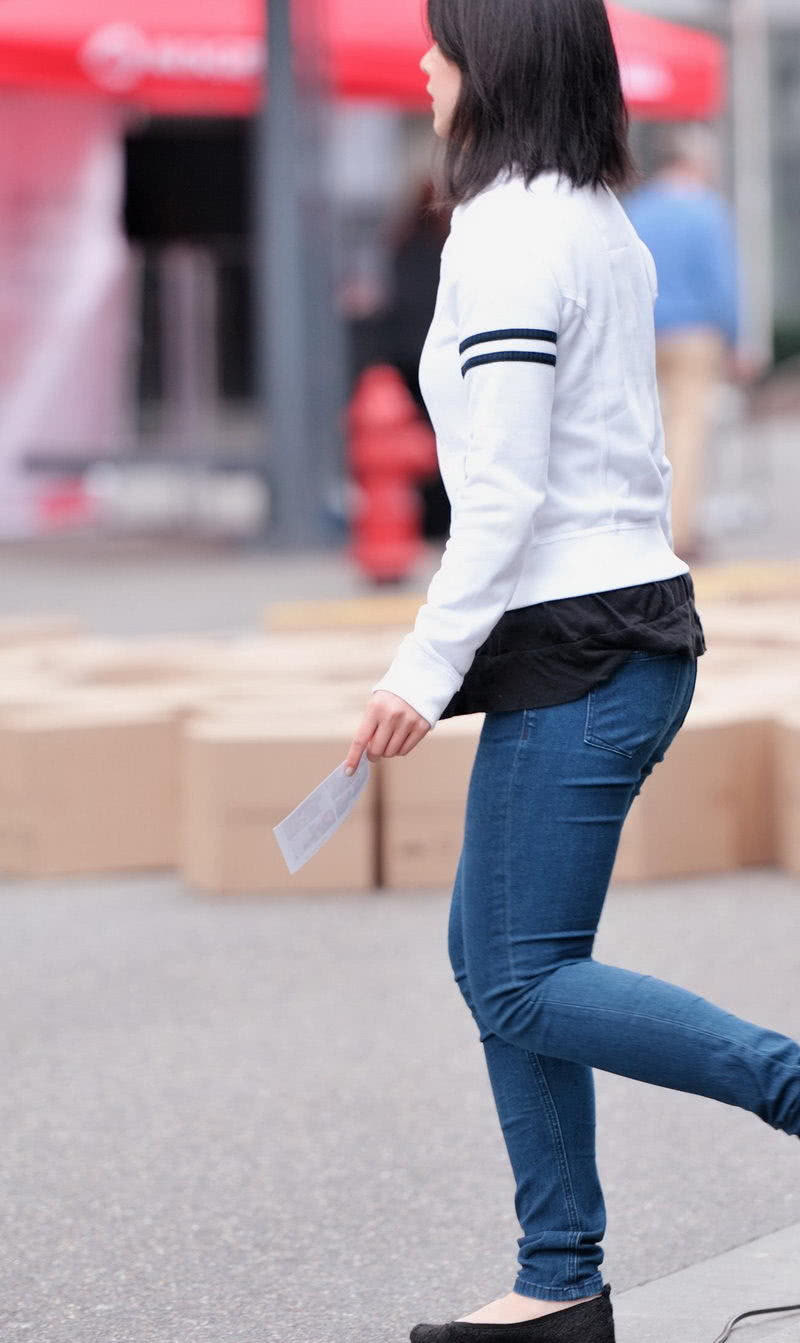 紧身牛仔裤的小姐姐虽然不花哨，但是穿在身上却很性感