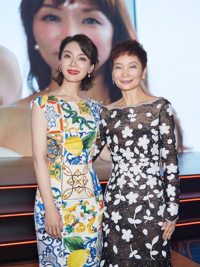 41岁陈数逆生长, 同框白宇像兄妹, 穿花裙撞上热巴也不输!